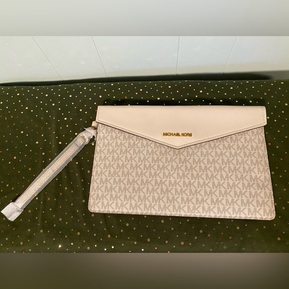 MICHAEL Michael Kors Handbags - NWOT Michael Kors Large Envelope Wristlet Clutch